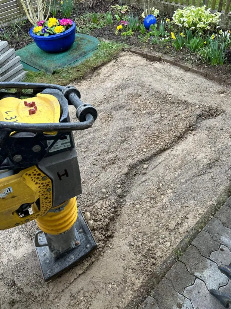 Aufgeräumter Garten nach Pflege- und Entsorgungsarbeiten